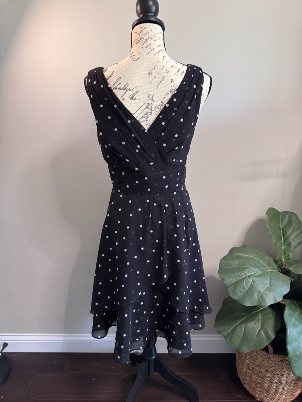 White House Black Market Polka Dot Dress Size 6 Black Fit & Flare V Neck Sleevel - Picture 3 of 8
